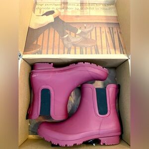 Women’s maroon colored rain boots